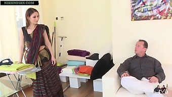 Бельото На Зряла Индийска Домакиня Води До Анален Секс