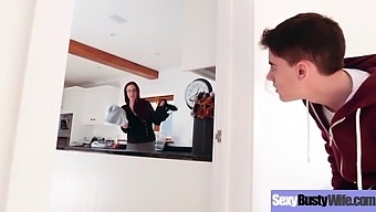 Namiętne Spotkanie Piersiastej Gospodyni Domowej, Emmy Butt, W Gorącym Filmie Domowym
