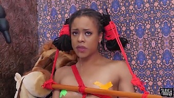 فتاة مراهقة تخضع بطاعة للهيمنة في فيديو Bdsm..