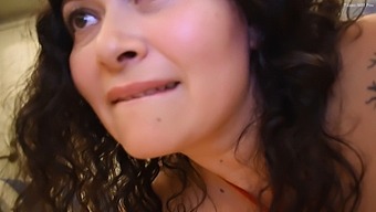 Una Milf Affamata Di Sperma Fa Un Pompino Mattutino A Un Giovane Ragazzo