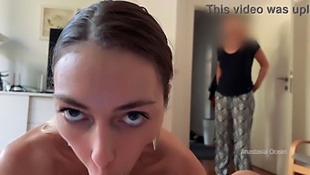 Jeg Ga Kjæresten Min En Blowjob Da Stemoren Min Kom Inn. Vi Bestemte Oss For Å Fortsette
