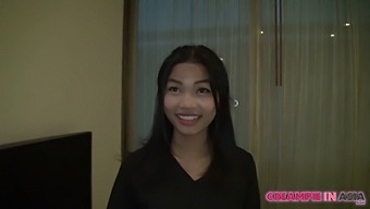 美丽的18岁泰国女孩怀孕了