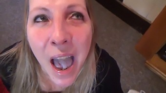 Kemahiran Deep Throat Seorang Isteri Dipamerkan Sepenuhnya Dalam Video Pendek.