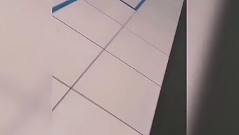 Egy Kétségbeesett Nő Furcsa Hímtagot Keres Az Élelmiszerboltban, És A Férfi Mellékhelyiségben Köt Ki!