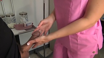 Sexy Verpleegster Geeft Haar Patiënt Een Tietenjob En Pijpbeurt