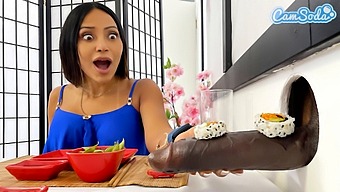 Asiatisk Lesbisk Milf Med Digre Pupper Blir Knulla På Gloryhole Sushi-Bar